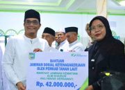 Sekda Tanah Laut Ismail Fahmi menyerahkan bantuan jaminan sosial ketenagakerjaan kepada ahli waris dalam Safari Ramadan di Kurau.