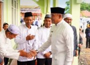 Bupati Tanah Laut Rahmat Trianto bersalaman dengan tokoh agama saat Safari Ramadan di Masjid Darul Istiqomah Desa Bajuin.