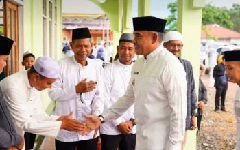 Bupati Tanah Laut Rahmat Trianto bersalaman dengan tokoh agama saat Safari Ramadan di Masjid Darul Istiqomah Desa Bajuin.