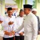 Bupati Tanah Laut Rahmat Trianto bersalaman dengan tokoh agama saat Safari Ramadan di Masjid Darul Istiqomah Desa Bajuin.