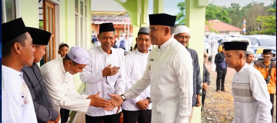 Bupati Tanah Laut Rahmat Trianto bersalaman dengan tokoh agama saat Safari Ramadan di Masjid Darul Istiqomah Desa Bajuin.