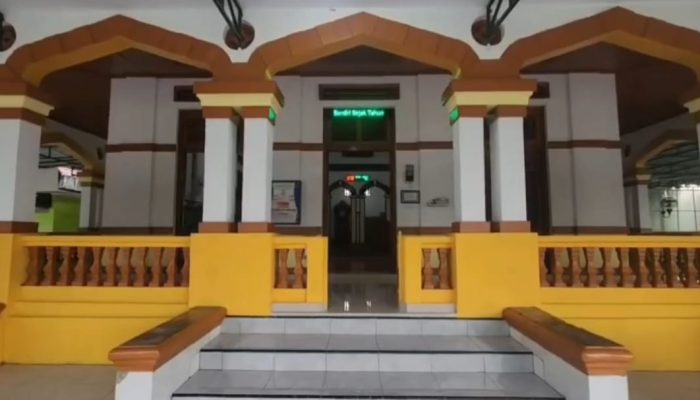 Si Nona Cirebon, Masjid Unik Tanpa Tiang Tengah