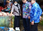TPID Tanah Laut dan Bapanas mengecek harga bahan pokok di Pasar Tapandang Pelaihari.