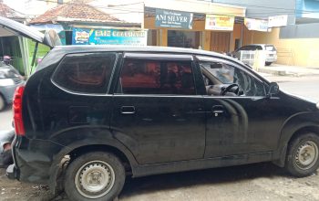 Mobil Avanza korban dengan kaca pecah di lokasi perampokan modus pecah kaca mobil di Jalan Brawijaya Kadipaten Majalengka.