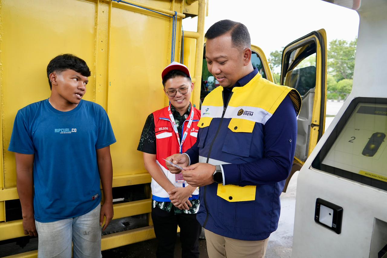 Petugas BPH Migas memeriksa distribusi BBM di SPBU Dumai untuk memastikan stok energi aman selama Ramadan.