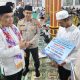 Sekda Kotabaru Eka Saprudin menyerahkan bantuan mesin kapal kepada kelompok nelayan saat Safari Ramadan di Masjid Darunnajah Kelumpang Selatan.