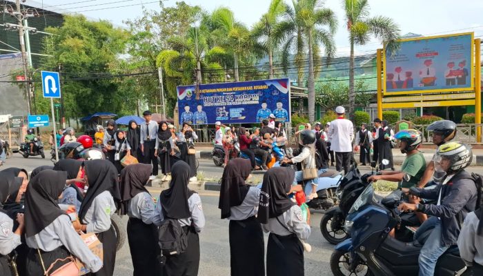 SMKN 1 Kotabaru Bagikan 400 Takjil Lewat Program Jumat Berkah