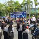 Siswa SMKN 1 Kotabaru membagikan paket takjil kepada pengendara di Jalan Veteran Kotabaru saat program Jumat Berkah Ramadan.