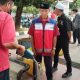 Petugas Diskumdagri Tanah Bumbu memeriksa takaran BBM di SPBU Plajau menggunakan alat ukur standar.