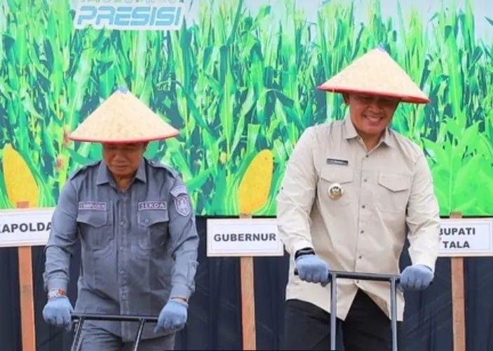 Bupati Tanah Laut H. Rahmat Trianto mengikuti penanaman jagung serentak di Desa Banyu Irang, Bati-Bati.