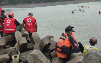 Tim SAR dan relawan melakukan pencarian bocah 9 tahun yang diduga tenggelam di muara Sungai Serang Glagah Kulon Progo