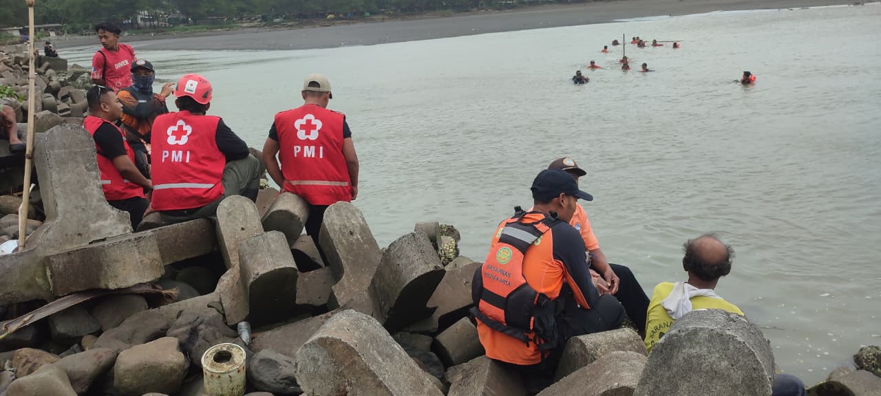 Tim SAR dan relawan melakukan pencarian bocah 9 tahun yang diduga tenggelam di muara Sungai Serang Glagah Kulon Progo