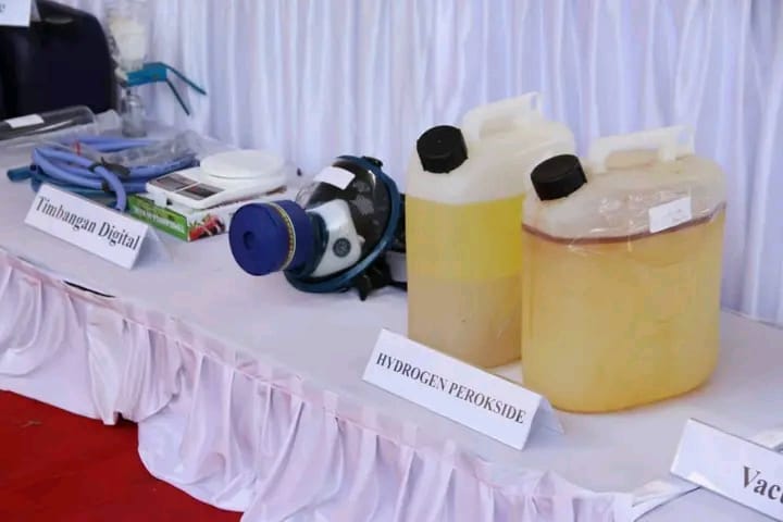 Barang bukti bahan kimia dan peralatan laboratorium narkoba hasil pengungkapan BNN di Bali.