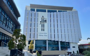 Gedung Universitas Alma Ata Yogyakarta yang menyampaikan kritik terhadap kebijakan pemerintah terkait konflik Timur Tengah dan program MBG.