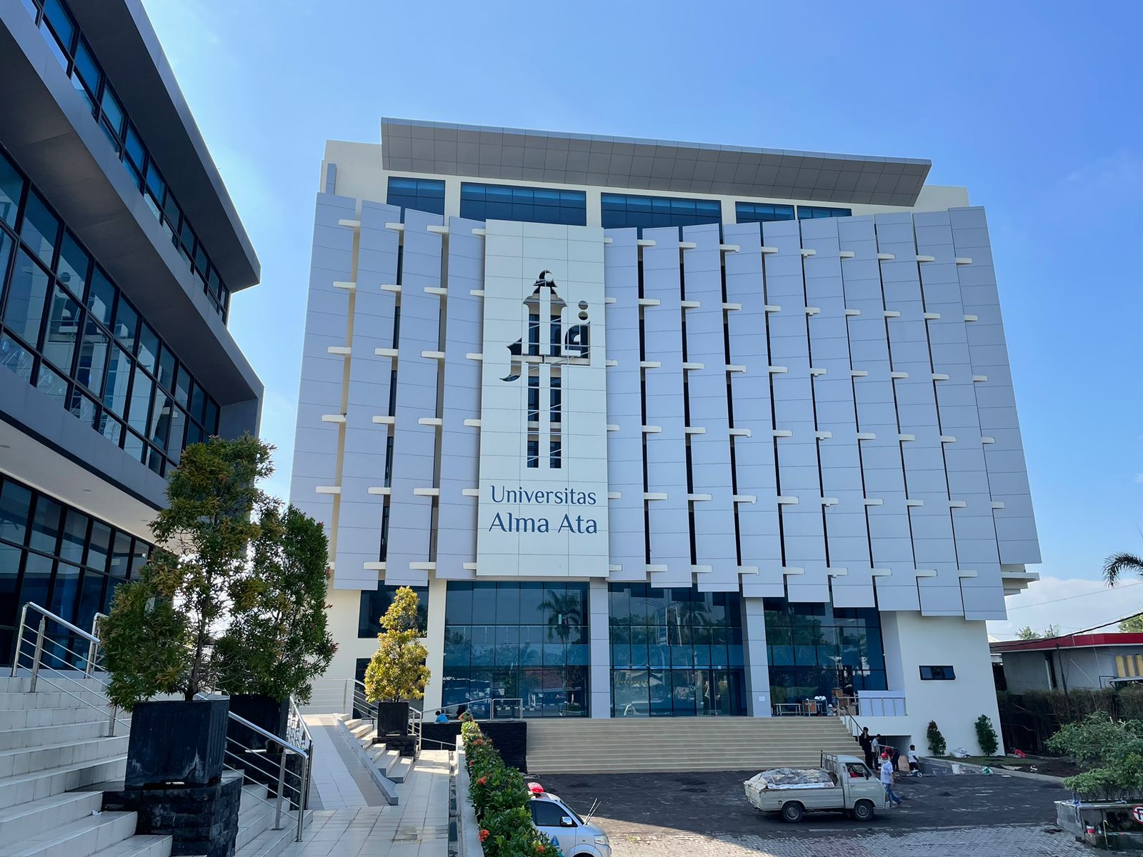 Gedung Universitas Alma Ata Yogyakarta yang menyampaikan kritik terhadap kebijakan pemerintah terkait konflik Timur Tengah dan program MBG.