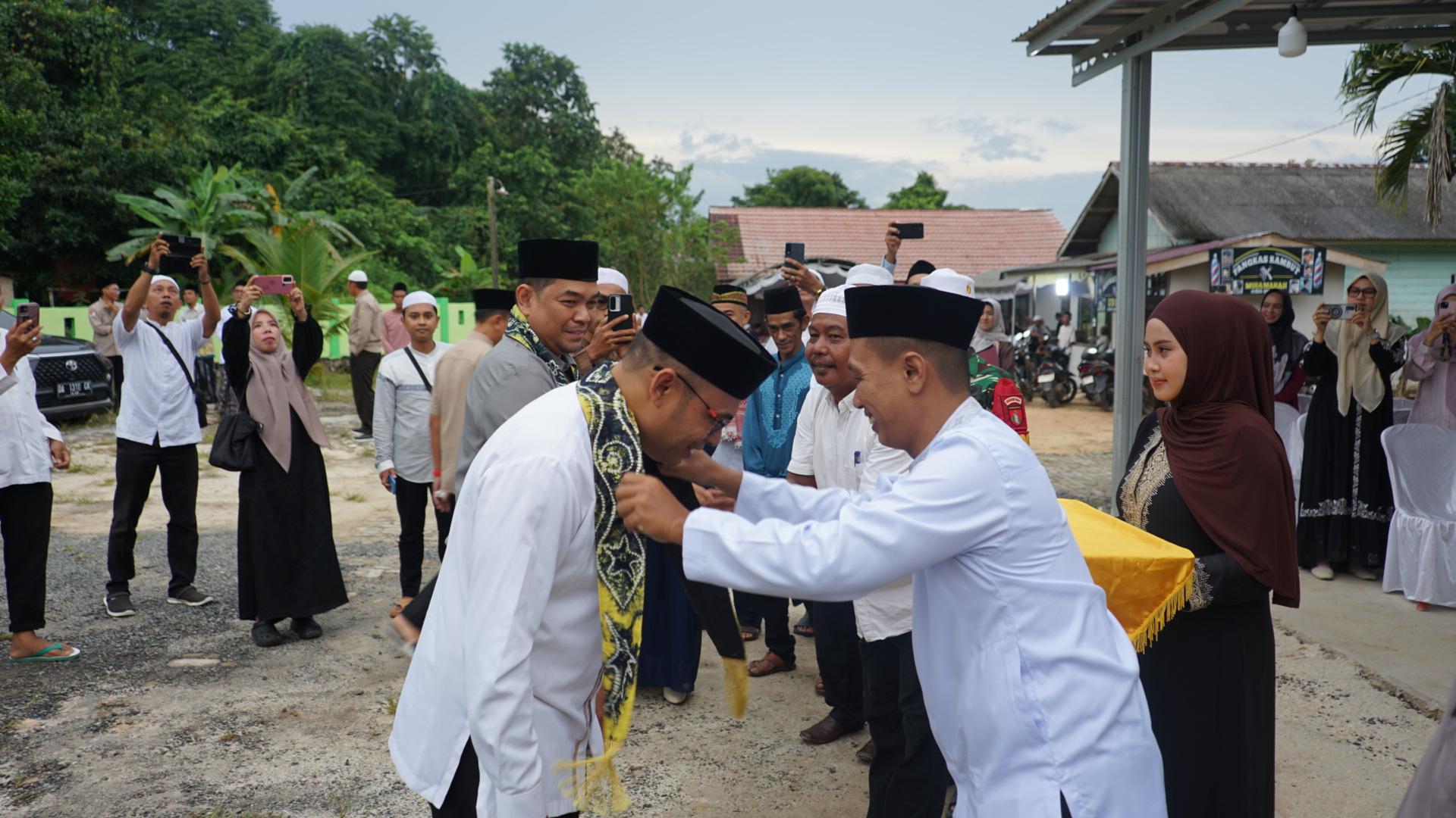 Wakil Bupati Kotabaru Syairi Mukhlis disambut warga saat Safari Ramadan di Masjid Al-Musamahah Desa Mekarpura Kecamatan Pulau Laut Tengah.