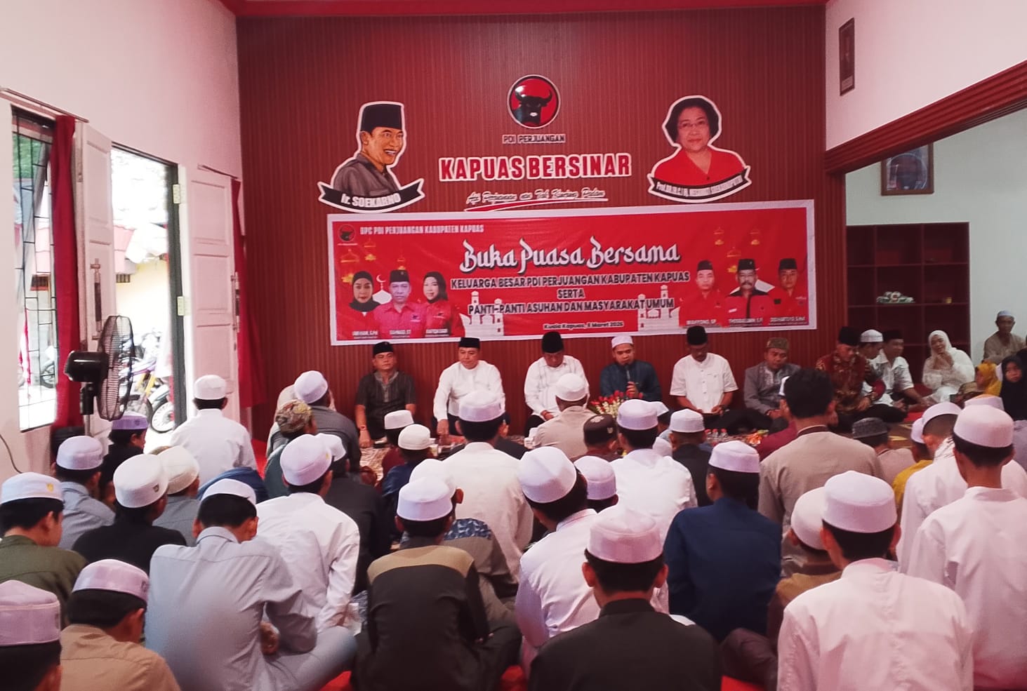 Ket Foto : Kegiatan Bukber yang digelar keluarga besar DPC PDI Perjuangan Kapuas, Minggu (8/3/2026).