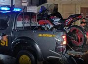 Polisi mengevakuasi motor Honda CBR yang terlibat kecelakaan dengan mobil Avanza di Jalan Raya Cilimus Kabupaten Kuningan