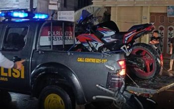 Polisi mengevakuasi motor Honda CBR yang terlibat kecelakaan dengan mobil Avanza di Jalan Raya Cilimus Kabupaten Kuningan
