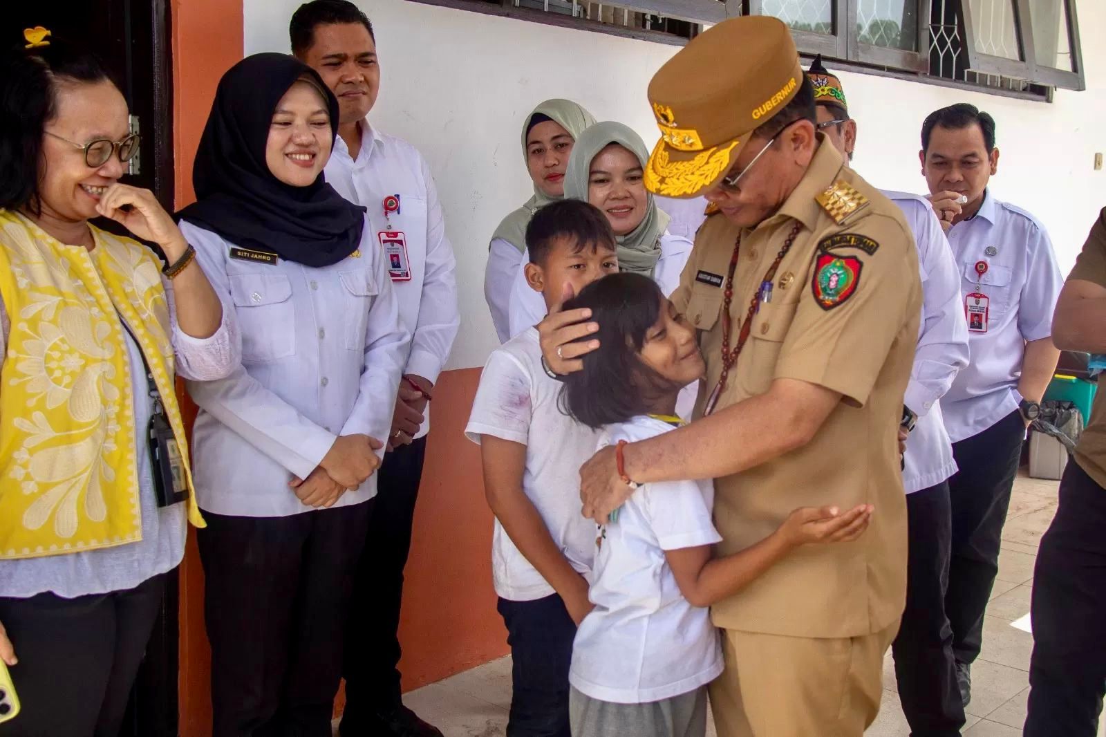 Gubernur Kalimantan Tengah berinteraksi dengan siswa saat kunjungan pendidikan sebagai dukungan pembangunan Sekolah Garuda di Kalteng.
