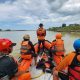 Tim SAR melakukan pencarian bocah tenggelam di muara Sungai Serang Glagah Kulon Progo menggunakan perahu karet.