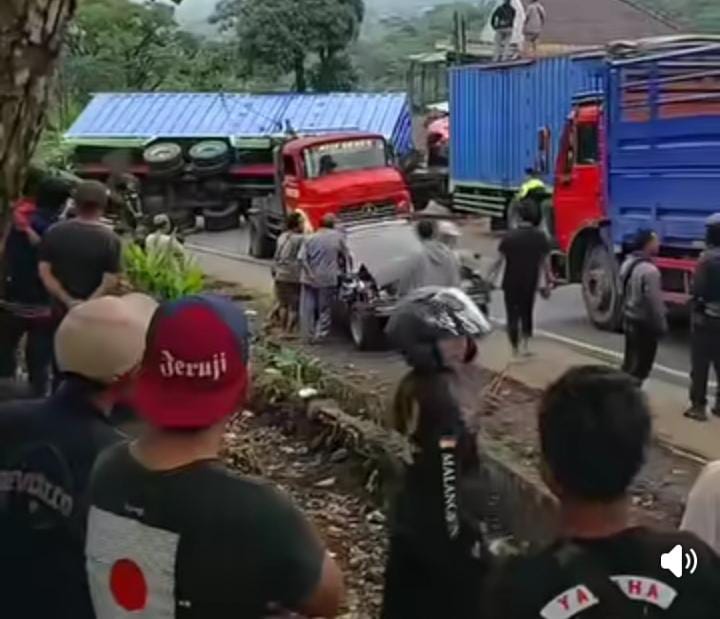 Truk bermuatan mie instan terguling di Tanjakan Andir Malangbong Garut hingga menutup sebagian ruas jalan.
