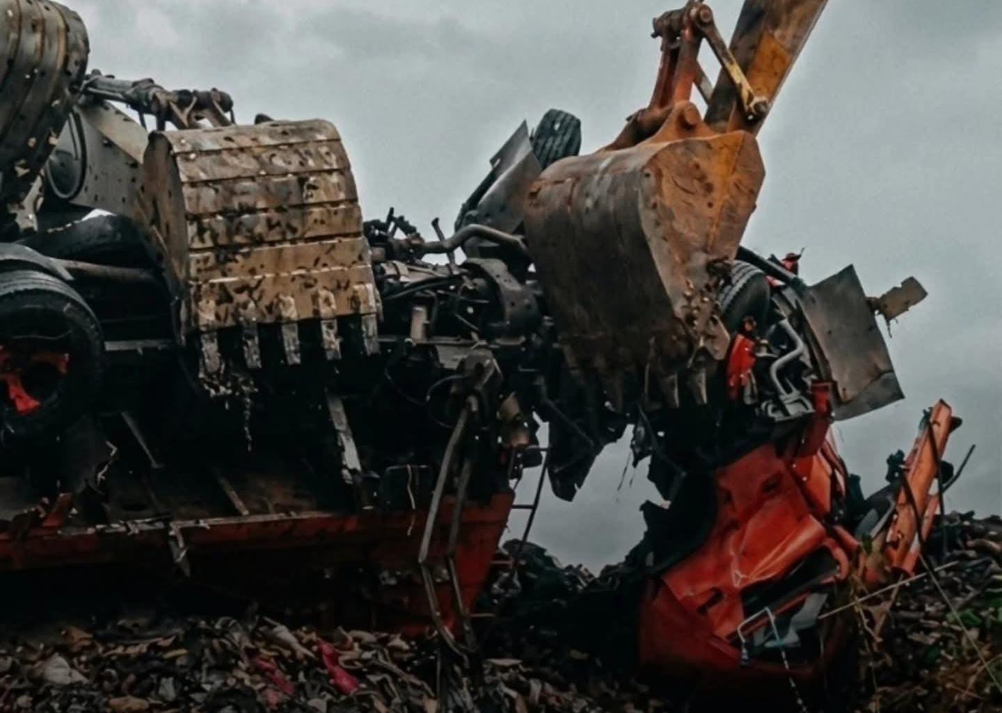 Proses evakuasi menggunakan alat berat di lokasi longsor gunungan sampah TPA Bantargebang Bekasi.