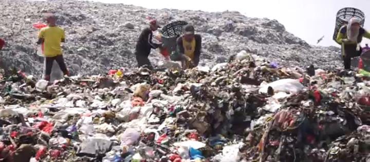 Aktivitas pemulung di gunungan sampah TPA Bantargebang Bekasi lokasi longsor yang menewaskan empat orang.