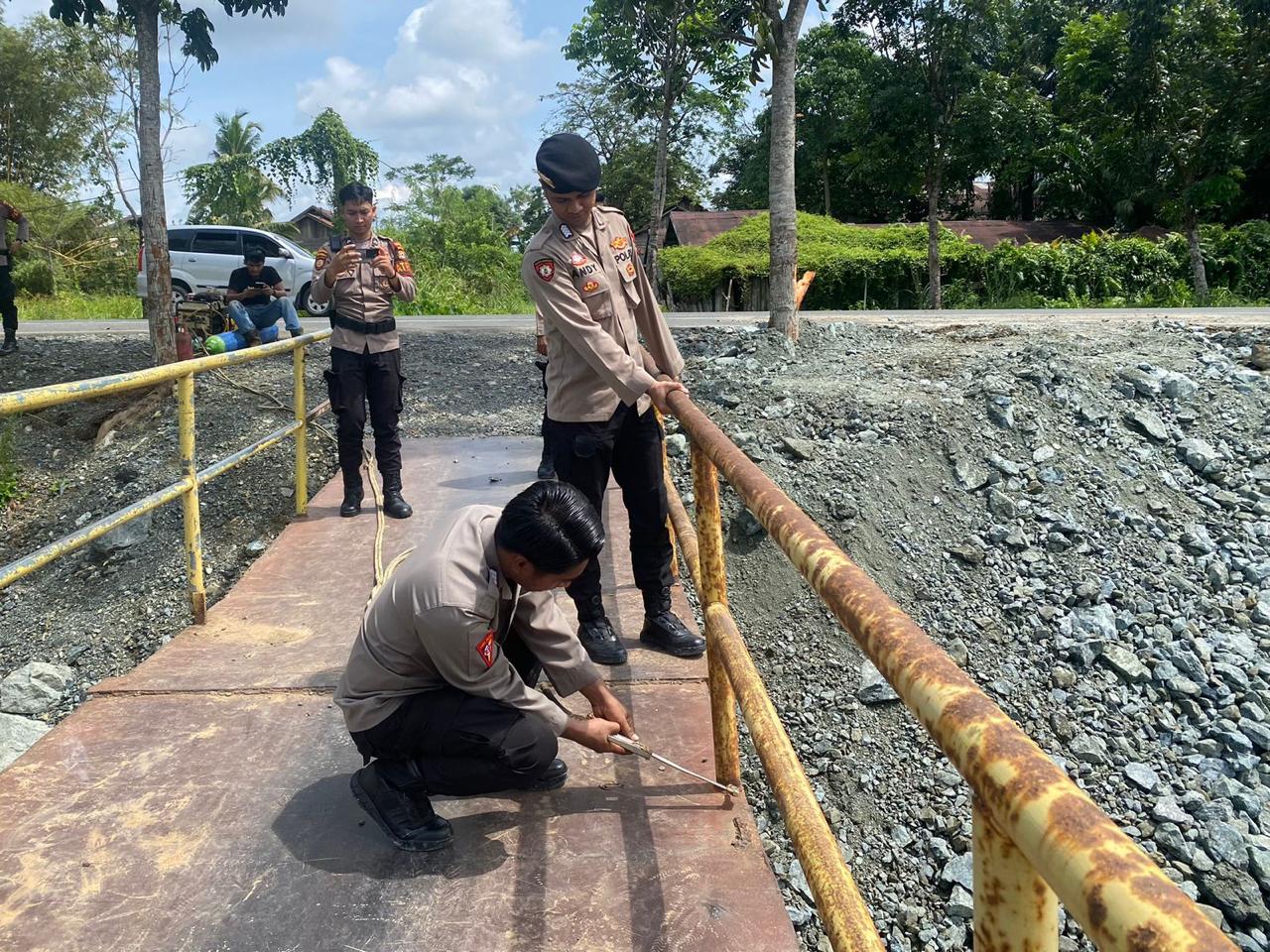 Personel Polres Tanah Bumbu berada di lokasi pembangunan jembatan penghubung di Tungkaran Pangeran, Simpang Empat.