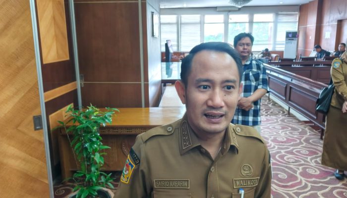 Wali Kota Palangka Raya Fairid Naparin Tanggapi Rencana Pembatasan Media Sosial Anak oleh Komdigi