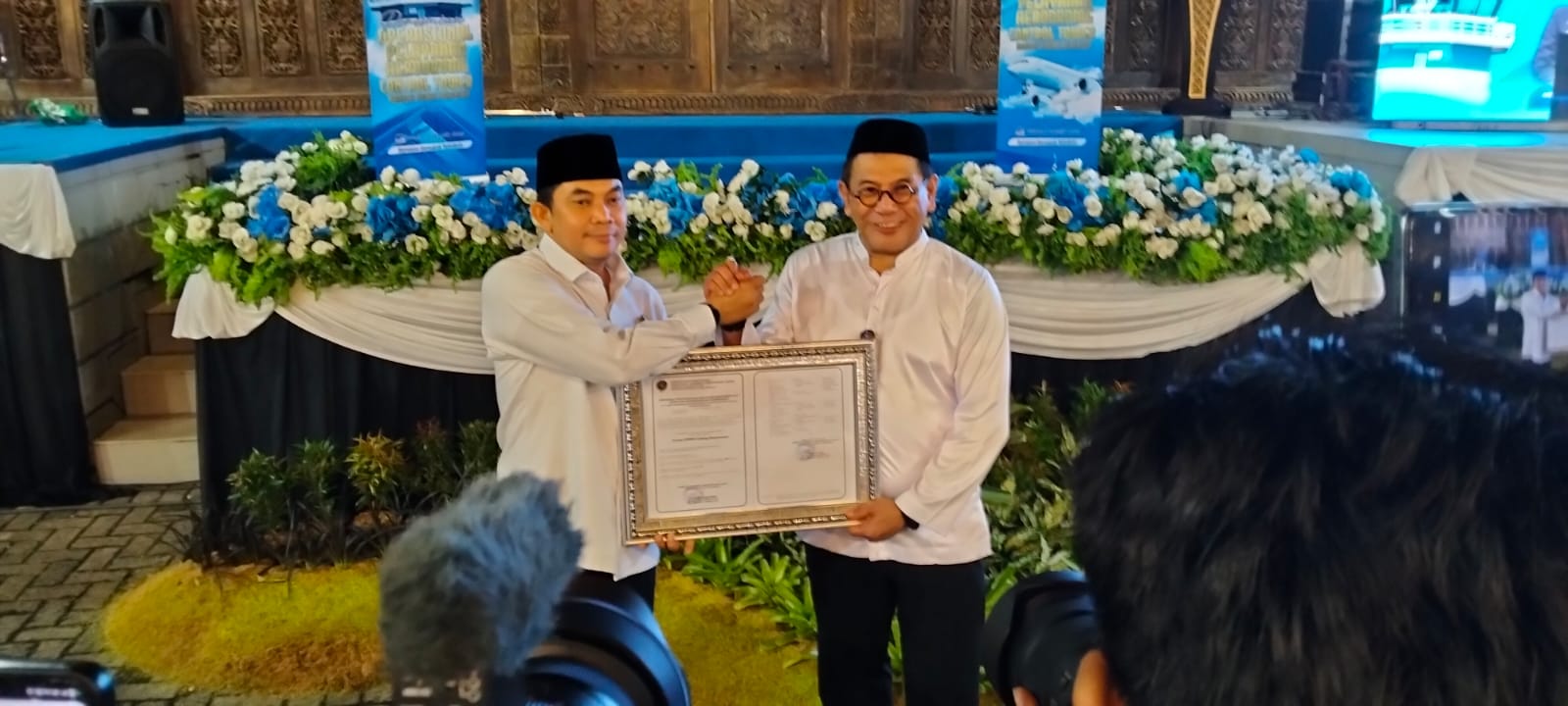 Bupati Tanah Bumbu Andi Rudi Latif menerima sertifikat CASR 172 pelayanan lalu lintas udara Bandara Internasional Bersujud Batulicin bersama AirNav Indonesia.