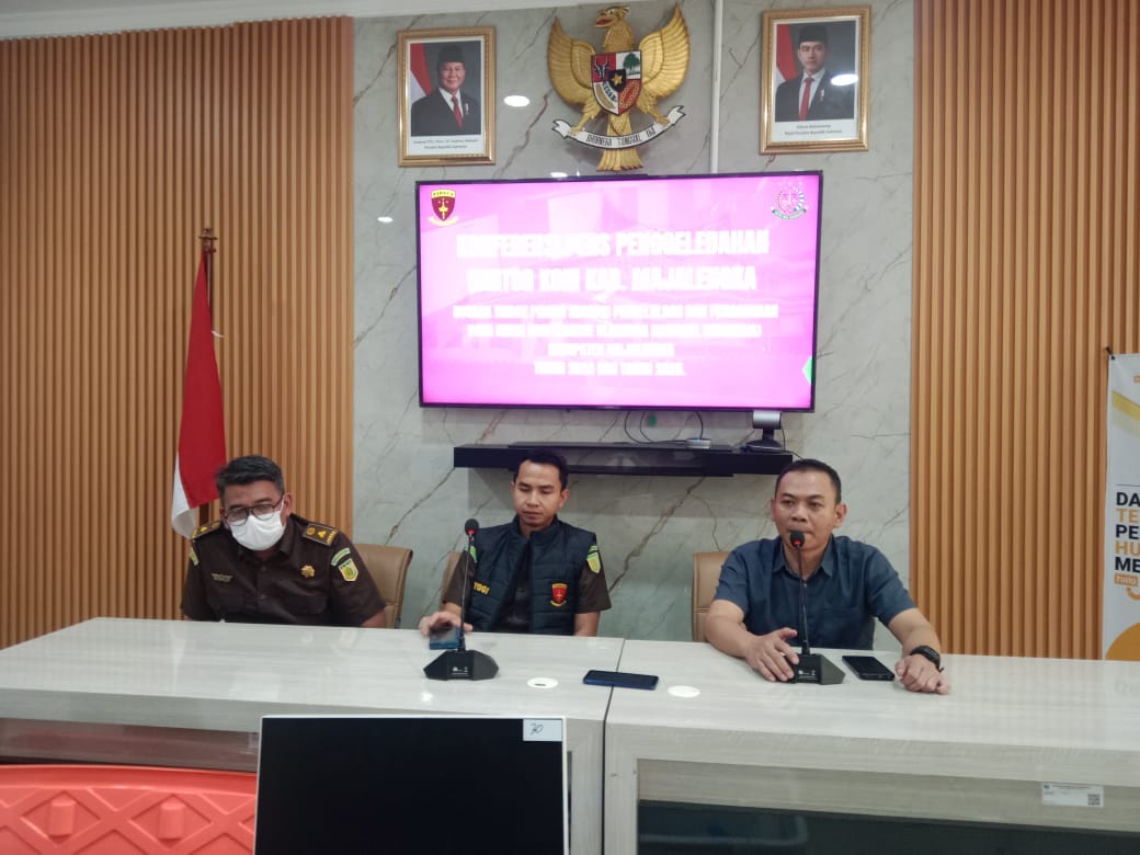 Kejari Majalengka memberikan keterangan pers terkait penggeledahan kantor KONI Majalengka dalam penyidikan dugaan korupsi dana hibah Dispora.