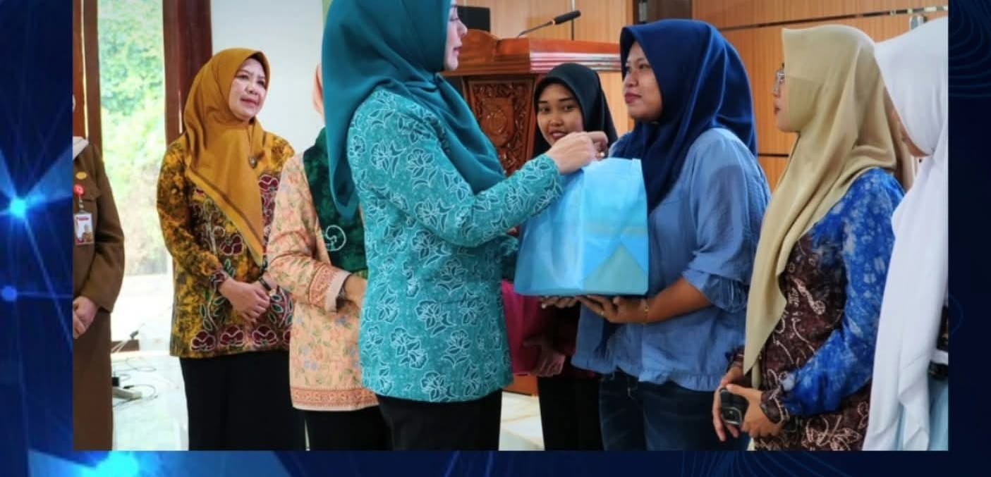 Ketua DWP Kalsel Masrupah Syarifuddin menyerahkan bantuan kepada peserta dalam kegiatan Gerakan Aksi Remaja Keluarga Berkualitas untuk pencegahan stunting di Tanah Laut.