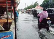 Banjir menggenangi bazar takjil di Jalan Letnan Abdullah Bangkalan setelah hujan deras, membuat aktivitas UMKM sepi pembeli.