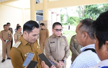 Bupati Pulang Pisau Ahmad Rifa’i memberikan keterangan kepada wartawan mengenai rencana lelang jabatan enam posisi Eselon II di Pemkab Pulang Pisau.