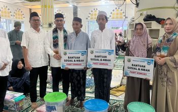 Wabup Kotabaru Syairi Mukhlis menyerahkan bantuan kepada warga saat Safari Ramadan di Masjid Al Munawarah Sungai Kupang.