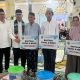 Wabup Kotabaru Syairi Mukhlis menyerahkan bantuan kepada warga saat Safari Ramadan di Masjid Al Munawarah Sungai Kupang.