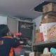 Petugas memeriksa lokasi pencurian di minimarket Tulungagung yang diduga dilakukan oknum TNI berinisial AM.