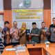 Rombongan DPRD Tanah Bumbu bersama jajaran Disnakertrans Kabupaten Banjar berfoto usai pertemuan terkait ketenagakerjaan.