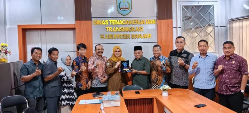 Rombongan DPRD Tanah Bumbu bersama jajaran Disnakertrans Kabupaten Banjar berfoto usai pertemuan terkait ketenagakerjaan.