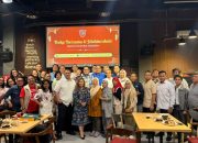 Alumni Universitas Janabadra foto bersama dalam acara buka puasa dan silaturahmi di Jakarta Selatan.