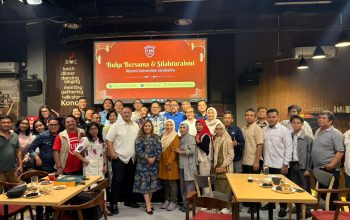 Alumni Universitas Janabadra foto bersama dalam acara buka puasa dan silaturahmi di Jakarta Selatan.
