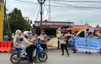 Polwan Polres Barito Kuala membagikan takjil kepada masyarakat dalam kegiatan bakti sosial Ramadan.