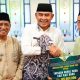 Bupati Tanah Laut Rahmat Trianto menyerahkan bantuan hibah secara simbolis kepada masyarakat saat Safari Ramadan di Bati-Bati.