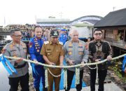 Kapolda Kalsel Rosyanto Yudha Hermawan memotong pita peresmian Marnit Patroli Bangkau di Hulu Sungai Selatan.