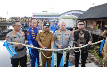 Kapolda Kalsel Rosyanto Yudha Hermawan memotong pita peresmian Marnit Patroli Bangkau di Hulu Sungai Selatan.