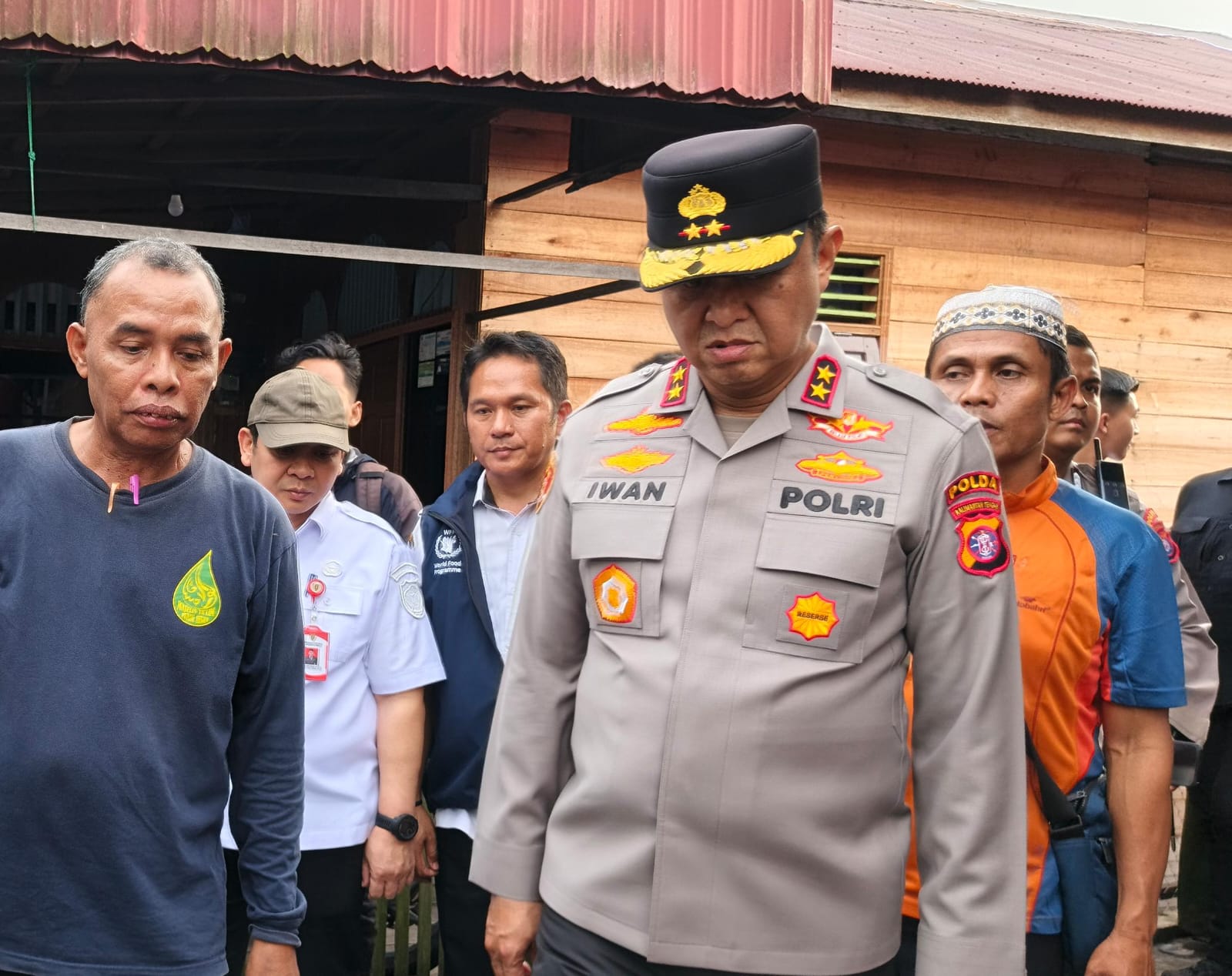 Kapolda Kalteng Iwan Kurniawan meninjau lokasi kebakaran permukiman warga di Palangka Raya.