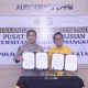 Polda Kalsel dan Universitas Lambung Mangkurat berfoto bersama setelah penandatanganan kerja sama Pusat Studi Ilmu Kepolisian.