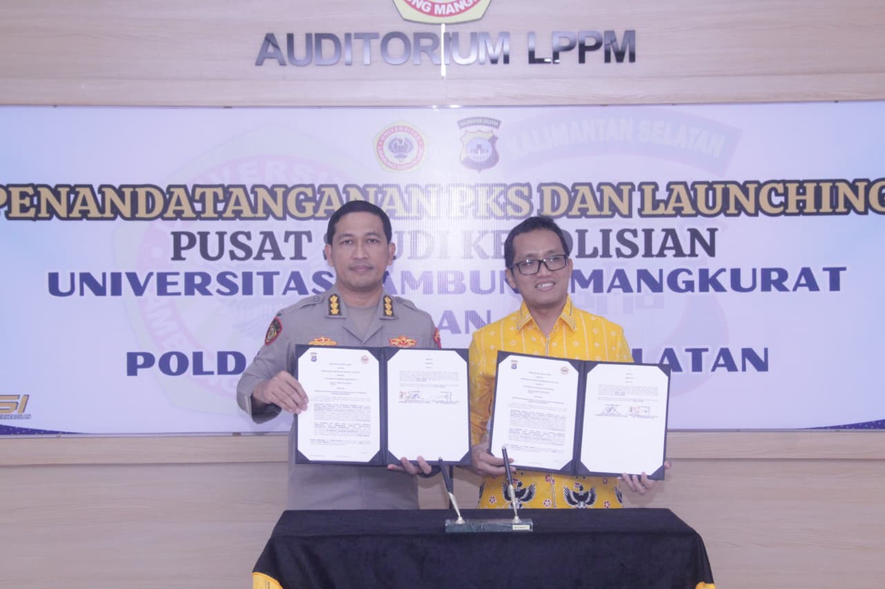 Polda Kalsel dan Universitas Lambung Mangkurat berfoto bersama setelah penandatanganan kerja sama Pusat Studi Ilmu Kepolisian.