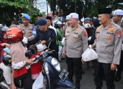 Kapolda Kalsel bersama Bhayangkari membagikan takjil gratis kepada masyarakat di depan Mako Polda Kalsel Banjarbaru.